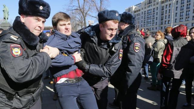 Полиция задерживает людей в Москве.
