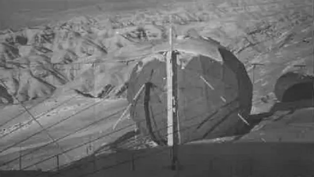 مک‌کیب می‌گوید که در داخل هر یک از این محفظه‌های سفیدرنگ، آنتن بزرگی ۳۶۰ درجه می‌چرخید و سیگنال‌های روس‌ها را رصد می‌کرد