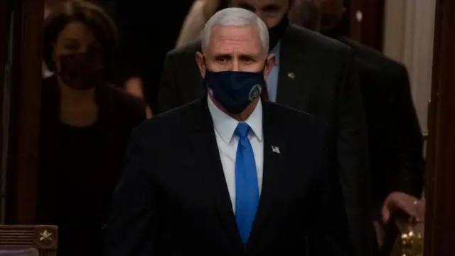 Mike Pence de camino al hemiciclo del Senado el miércoles 6 de enero de 2020