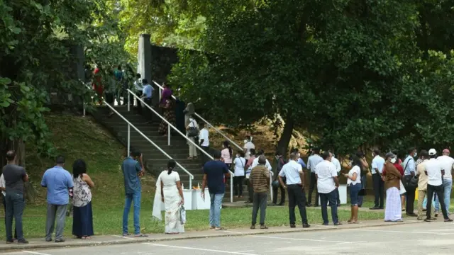 එන්නත ලබාගැනීම පිණිස පෝලිමේ