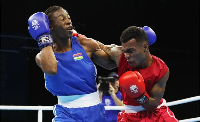 فجی کے ڈوول اور موریشیئس کے رکارنو کولن باکسنگ مقابلے میں فتح کے لیے بھرپور کوشش کرتے ہوئے۔