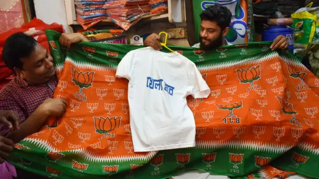বিজেপির প্রতীক আঁকা শাড়ি বিক্রি হচ্ছে কলকাতার এক দোকানে। ২০শে মার্চ ২০২১