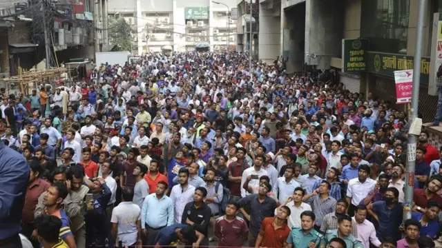 আগুন লাগা ভবনের সামনে উৎসুক জনতা।