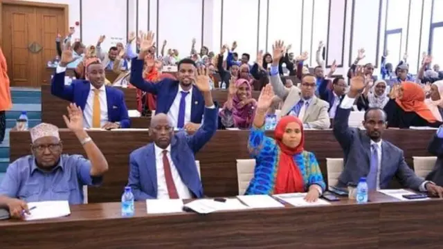 Kulan hore oo ay baarlamaanku yeesheen