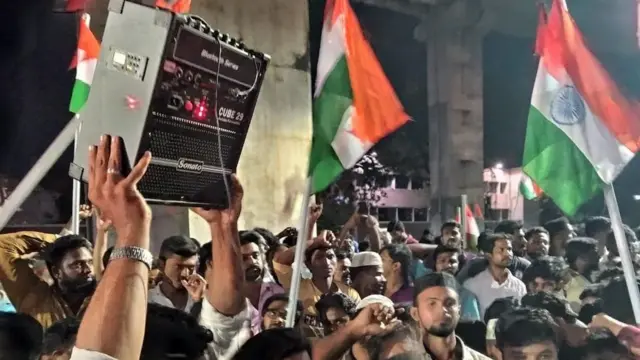 குடியுரிமை திருத்த சட்டம்: தடியடி, கைது, விடுதலை; நள்ளிரவில் முடிந்த இஸ்லாமியர்கள் போராட்டம்