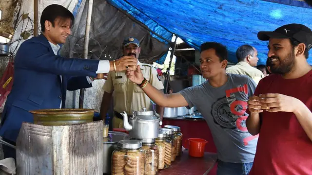 અભિનેતા વિવેક ઓબેરૉયે કીટલી પર લોકોને ચા આપી