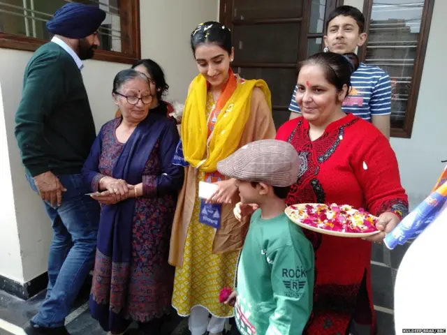 हरकीरत कौर को इलाक़े में जनता से ख़ूब प्यार मिल रहा है.