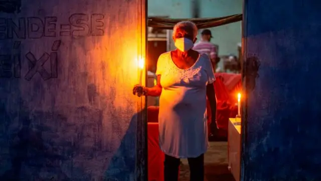 Mujer con vela en Brasil