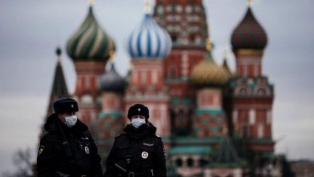 莫斯科的警察会让人们出示被允许外出的二维码。
