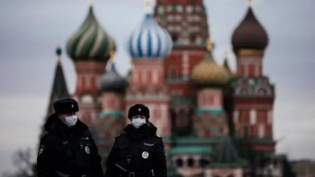 莫斯科的警察会让人们出示被允许外出的二维码。