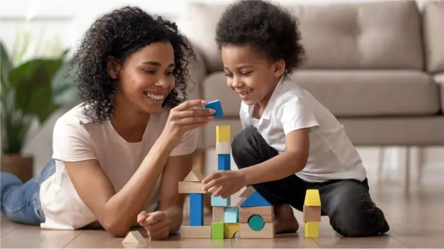 Madre juega con su hijo.