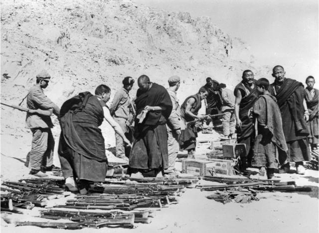 图为西藏武装被解放军缴械的资料照片。