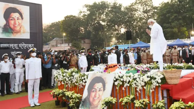 మోదీ నివాళి