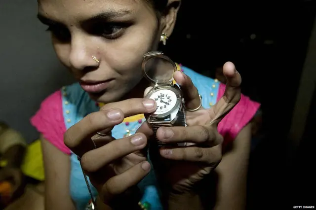 પ્રજ્ઞાચક્ષુ યુવતી ઘડિયાળ સાથે