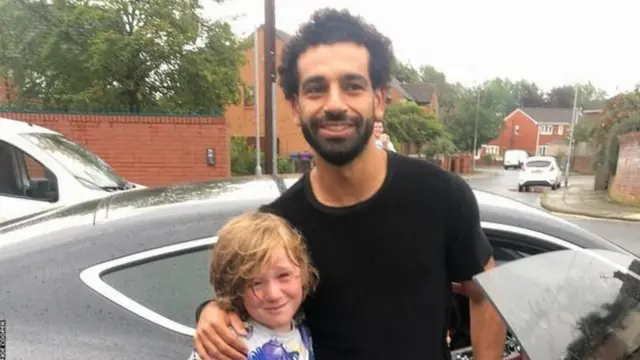 Aba bahungu b'abavandimwe "babonye icyo kubahoza" bahura n'umukinnyi bafata nk'icyitegererezo