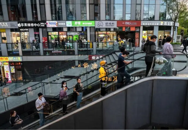 中國商場外的消費者