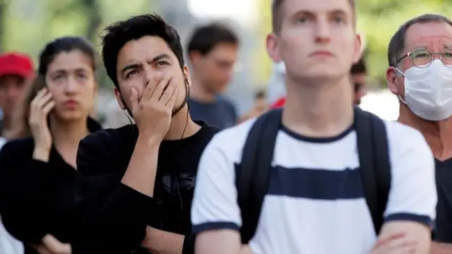 تجمع أشخاص لمتابعة الحادث