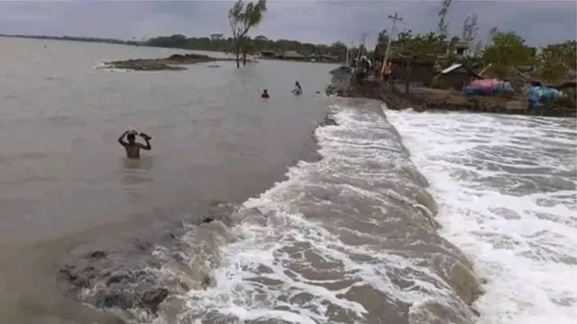 বাঁধ ভেঙ্গে খোলপেটুয়া নদী থেকে গাবুরার গ্রামগুলোতে পানি ঢুকছে