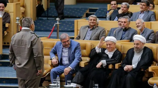 حسن روحانی، اکبر هاشمی رفسنجانی و حسین فیروزآبادی (ایستاده)