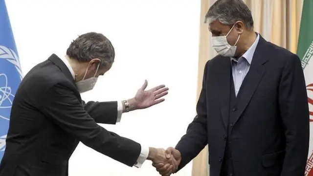 محمد اسلامی رئیس سازمان انرژی اتمی ایران و رافائل گروسی مدیرکل آژانس تاکنون بارها با یکدیگر در تهران و وین دیدار کردهاند