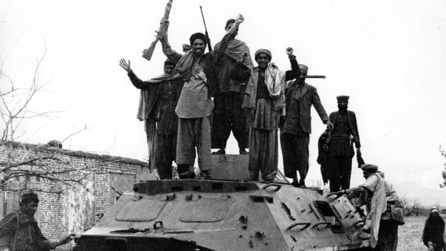 Моджахеды на захваченном советском БТР