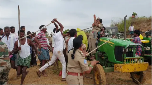 అటవీ అధికారిణిపై టీఆర్ఎస్ నాయకుడి దాడి