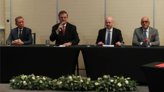 Mesa de negociaciones en México.