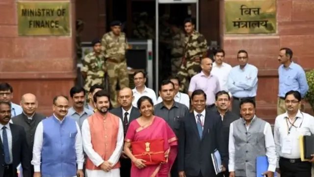 નાણાંમંત્રી નિર્મલા સીતારમણ સાથે અન્ય મંત્રીઓ