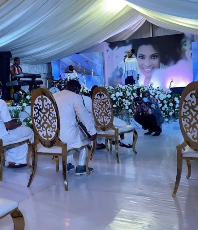 Gbógbó àwọn tó péjú síbẹ̀ fún ara wọ́n ni àlà tí ìjọba pa lásẹ̀