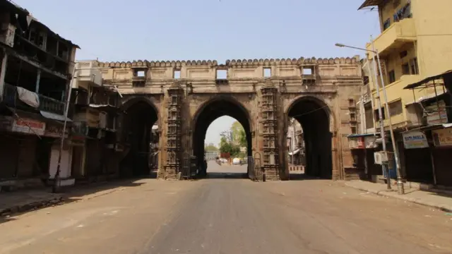 રમજાન મહિના દરમિયાન લોકો ઈદની ખરીદી માટે અમદાવાદના ત્રણ દરવાજા પર જવાનું પસંદ કરે છે. અહીં ખરીદદારોની દર વર્ષે ભીડ લાગેલી હોય છે, પણ હાલ અહીં બધું જ શાંત છે.