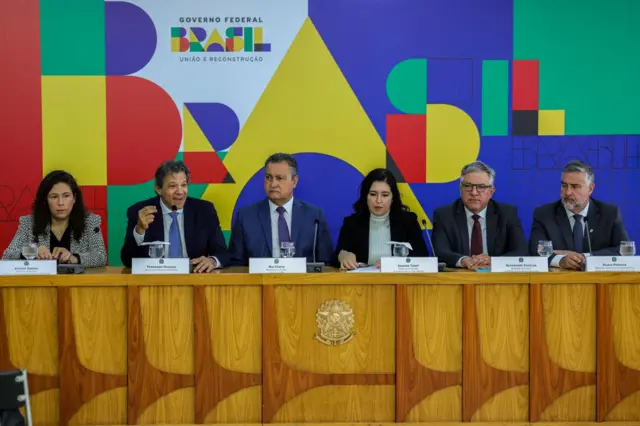 Coletivairon bank slotimprensa com os ministros Esther Dweck (Gestão), Fernando Haddad (Fazenda), Rui Costa (Casa Civil), Simone Tebet (Planejamento), Alexandre Padilha (Relações Institucionais), Paulo Pimenta (Sec. Comunicação)