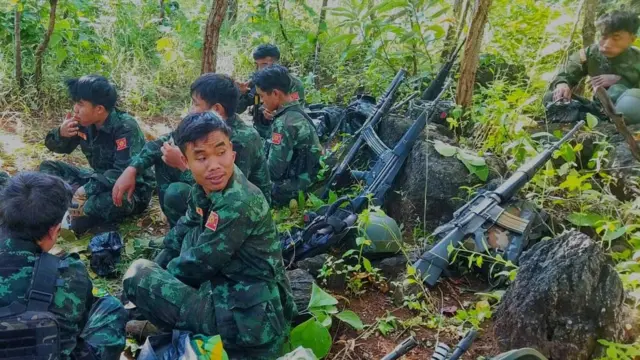 မိုးဗြဲတိုက်ပွဲမှာ KNDF နဲ့ အတူ ပါဝင်နေတဲ့ KNA တပ်ဖွဲ့ဝင်တချို့