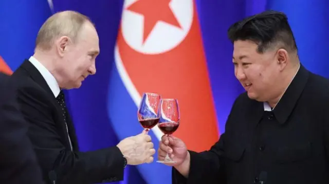 Kim Jong Un e Vladimir Putin brindando 