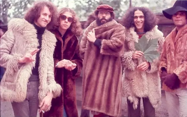 Da esquerda para a direita, o engenheiro de som Maurice Hughes com os músicos Aureo de Souza, Jards Macalé, Caetano Veloso e Moacyr Albuquerque, em 1971, durante a gravação de 'Transa'