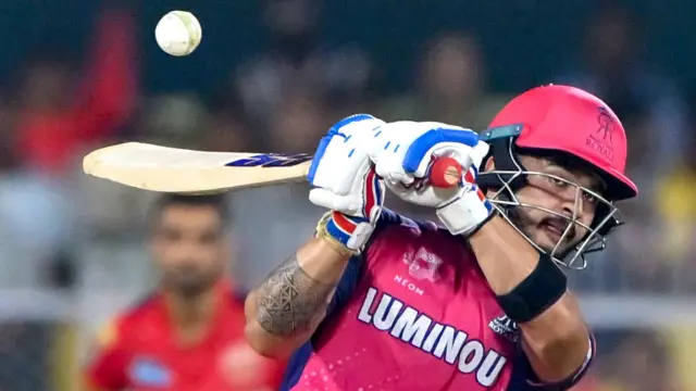 मैच के दौरान शॉट लगाते हुए रियान पराग