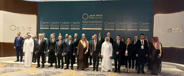 صورة جماعية من اجتماع المدراء السياسيين للتحالف الدولي لهزيمة تنظيم داعش في السعودية