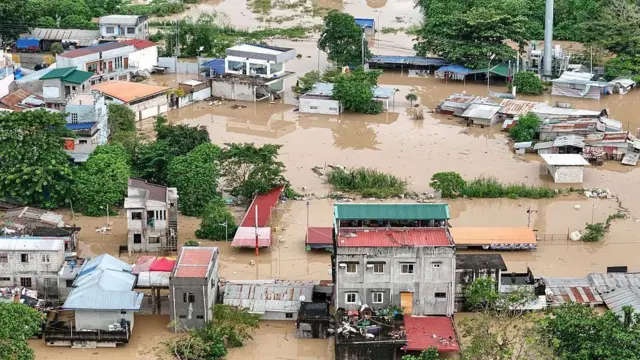 家々が洪水で浸かっている状況の航空写真
