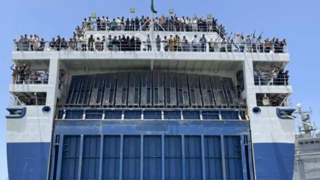 یک کشتی حامل افرادی که از سودان خارج شدند در بندر جده عربستان سعودی