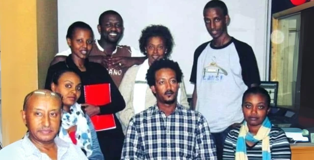 አልጋ በአልጋ የሬዲዮ ድራማ ተዋናዮች ፍቃዱ ተክለማርያም፣ ሳምሶን ወርቁ (ቤቢ)፣ መዓዛ ወርቁ፣ ፌሩዝ ጀማል፣ እማዋይሽ ወርቁ፣ ዓለምፀሐይ በቀለ