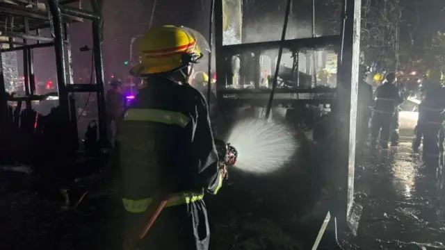 မတ် ၂၁ ရက်ညပိုင်းက မီးလောင်ခဲ့တဲ့ မြောက်ဒဂုံမြို့နယ်က ဆီဆိုင်ကို မီးငြိမ်းသတ်နေတဲ့ အခြေအနေ 