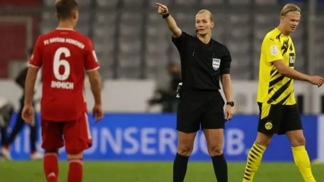 Steinhaus-Webb officiant en Bundesliga.