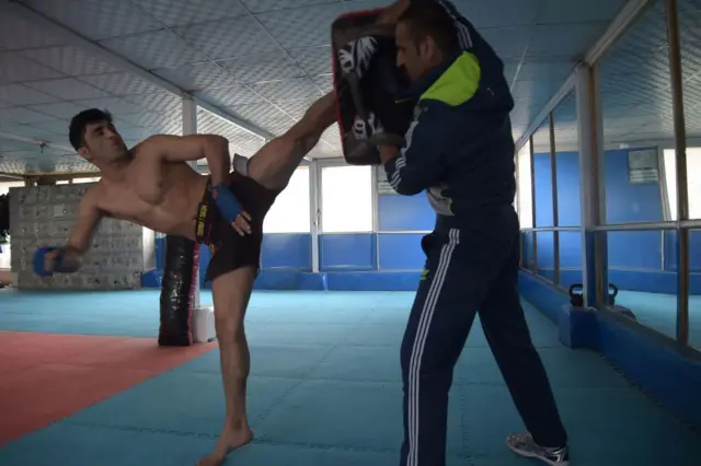 احمد ولی هوتل، رزمی‌کار افغان در حال تمرین در کابل در سال ۲۰۱۷