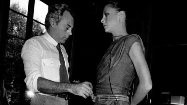 آقای آرمانی در حال کار روی یکی از لباس‌های برند خود در سال ۱۹۷۸