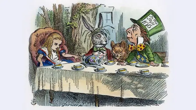 Ilustração de Alice sentada à mesa com coelho e chapeleiro