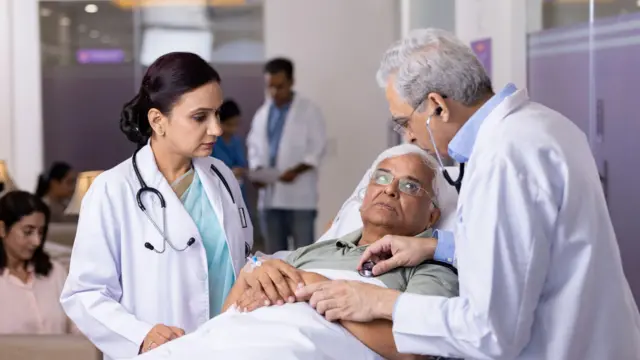 जानकार कहते हैं कि एआई का ख़तरा उन पेशों पर कम होगा, जहां इंसानी कनेक्ट की ज़रूरत होगी