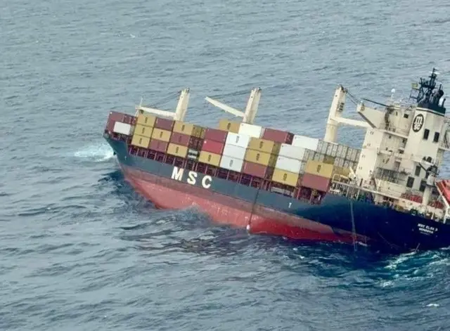 கேரளாவில் ஆபத்தான சரக்குகளுடன் கடலில் கவிழ்ந்த கப்பல்