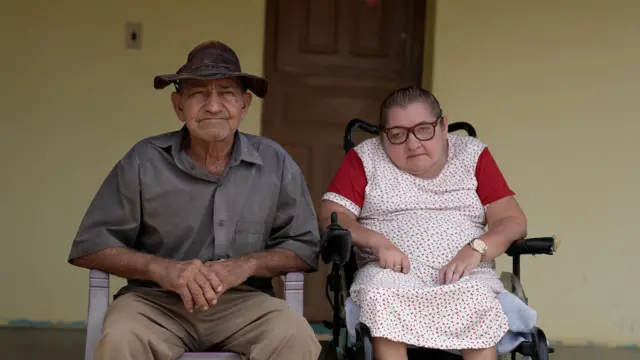 Manoel Firmino, conhecido como seu Lolô, com a filha Rejane, uma das pacientes com Spoan na cidade