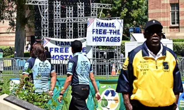 Seguridad en el campus de UCLA en Los Ángeles, el 19 de abril de 2024.