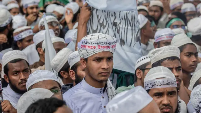 নারী সংস্কার কমিশন বাতিলসহ চার দফা দাবিতে মহাসমাবেশ করে হেফাজতে ইসলাম