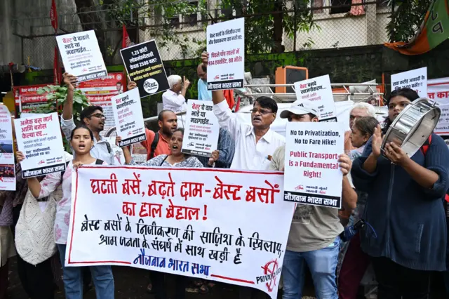 बेस्ट उपक्रमातील स्वमालकीचा ताफा 2027 सालापर्यंत संपुष्टात आल्यानंतर प्रवाशांना मिळणारी स्वस्तातील वाहतूक सुविधा बंद होण्याची शक्यता आहे.